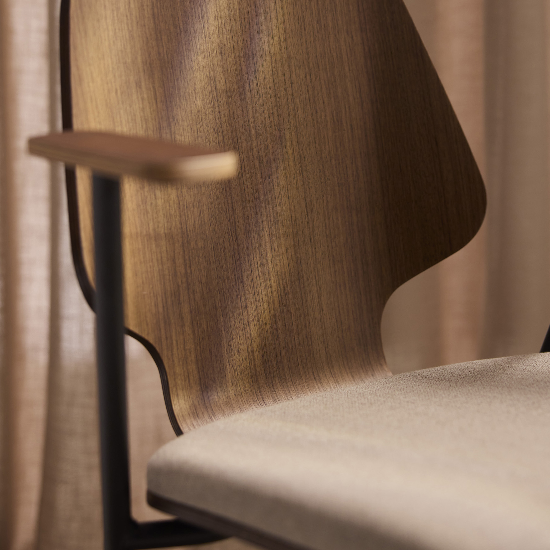 Råshult four legs oak, stand champagne, fabric Cura Loop 68261